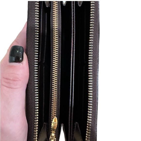 LOUIS VUITTON Wallet in Purple Patent - Picture 8 of 15